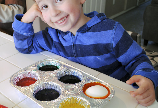 Easy Easter Egg Dying in Muffin Tins 3