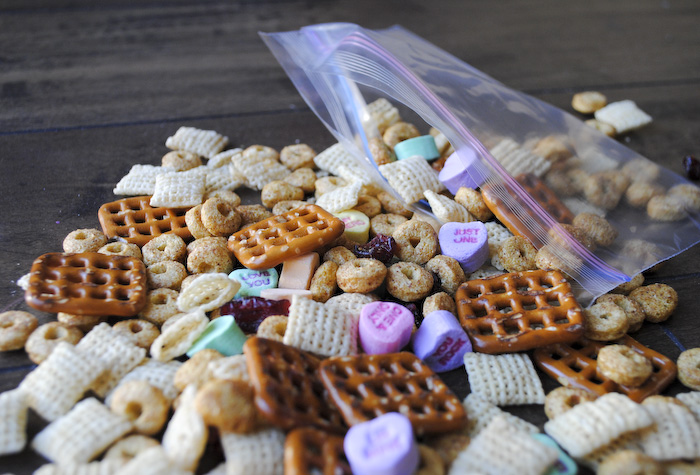 Valentine's Day Snack Mix with Free Printable Bag Toppers_3