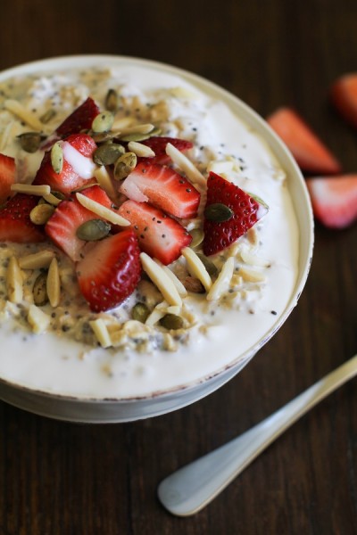 strawberry_oatmeal_breakfast_bowls